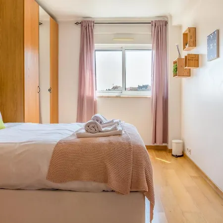 1-bedroom With Stunning River Views And Private Rooftop By Lisbeyond *