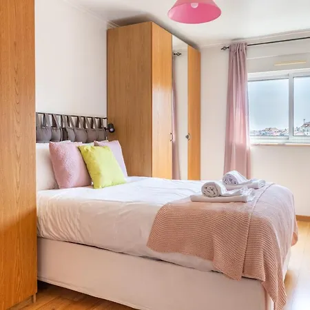 1-bedroom With Stunning River Views And Private Rooftop By Lisbeyond *