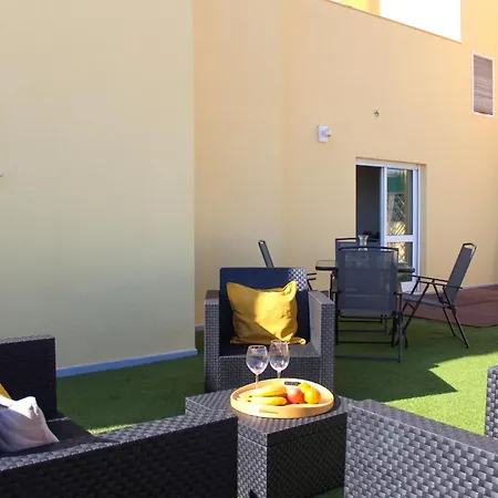 Apartmán One Bedroom With Stunning River Views And Private Rooftop! *