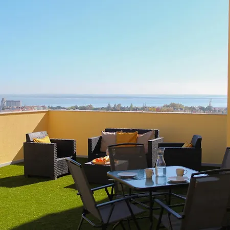 One Bedroom With Stunning River Views And Private Rooftop! Apartmán Lisboa