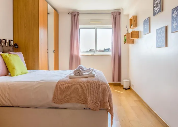 1-bedroom With Stunning River Views And Private Rooftop By Lisbeyond *