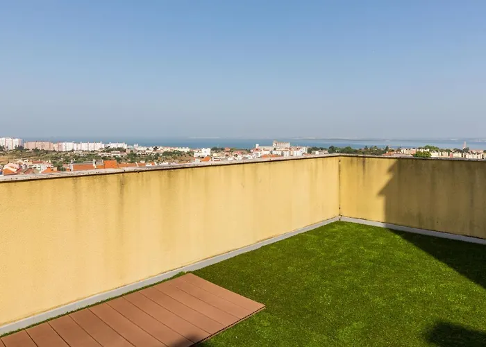 1-bedroom With Stunning River Views And Private Rooftop By Lisbeyond *