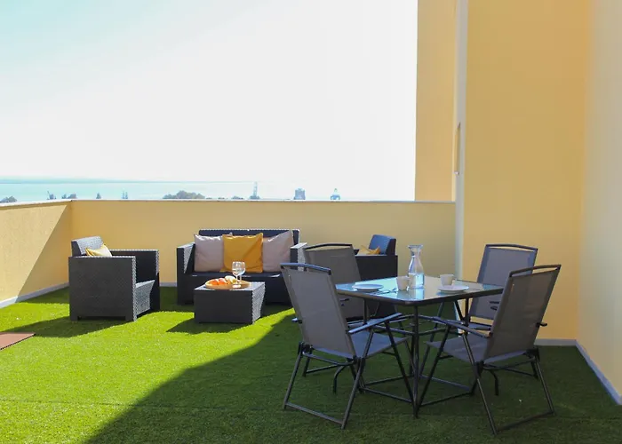 Lägenhet 1-bedroom With Stunning River Views And Private Rooftop By Lisbeyond Lisboa